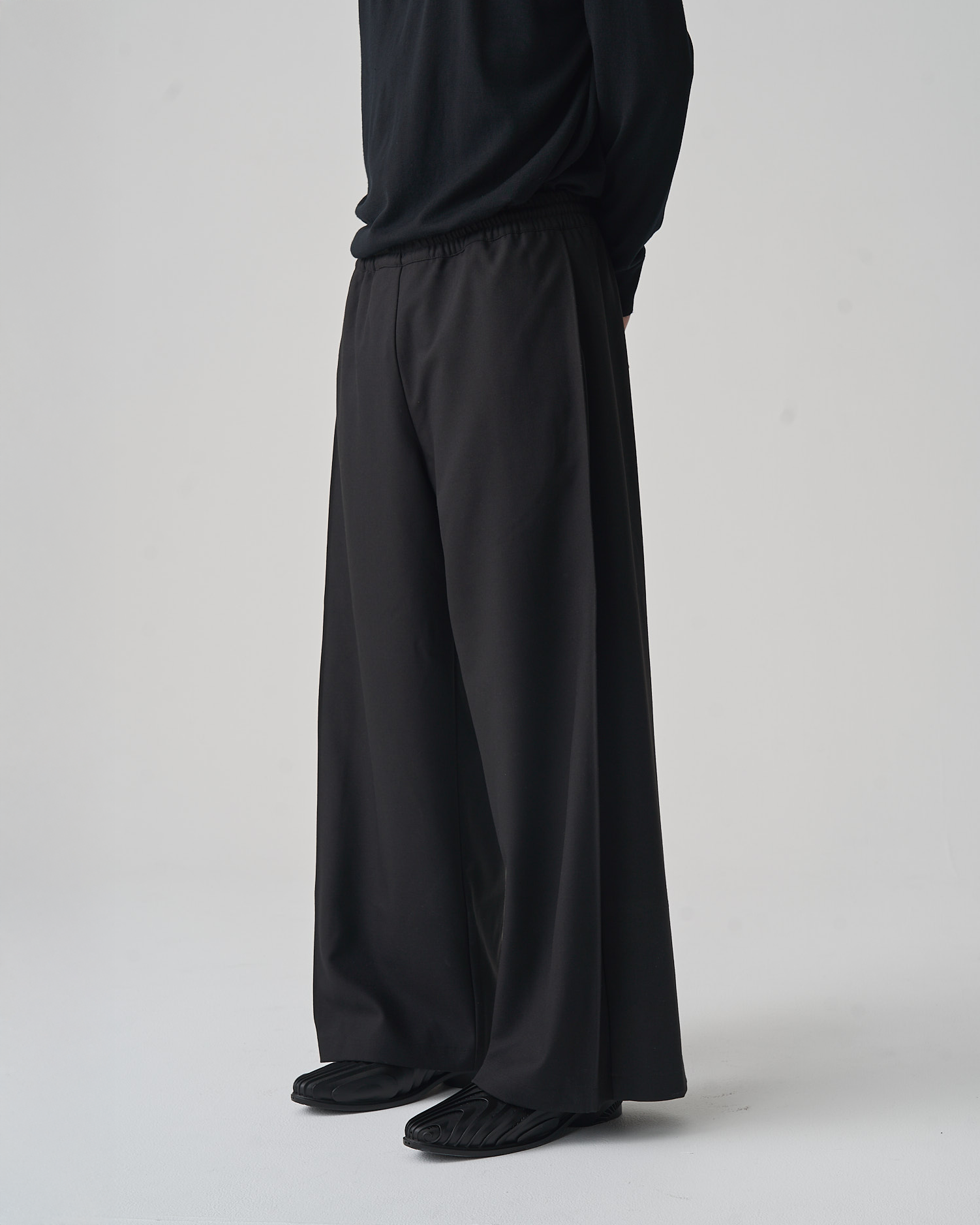 FNT 086 Single Side-Pleated Track (Black) – Front Office